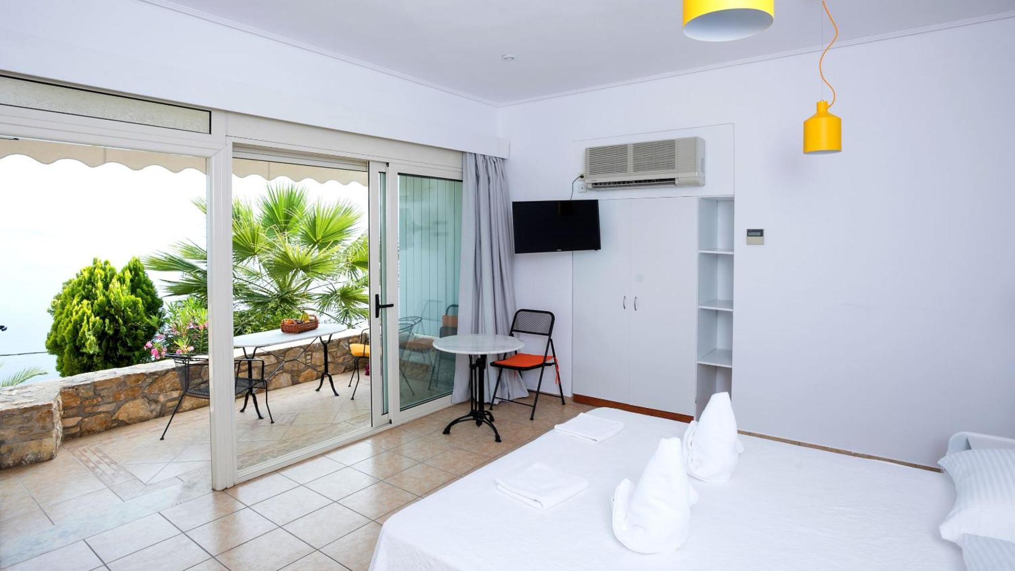 Penelope's Blue Sea Front Residenses Ília